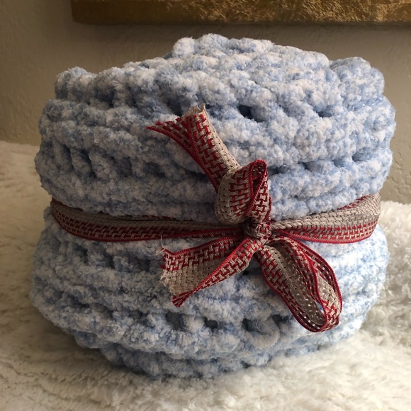 TAKING ORDERS NOW I make chunky blankets , small 65.00, med 85.00, large 145.00 - Picture 2 of 16